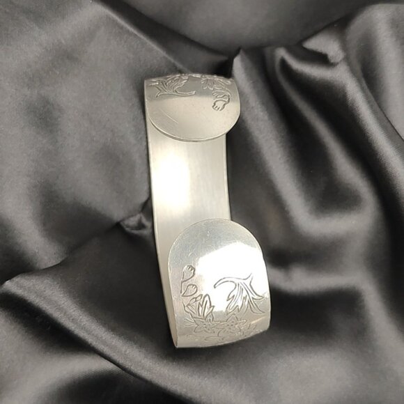 80s Leonard Pewter "Larkspur" Floral Etched  Cuff Bracelet Vintage 6 1/4" - Picture 3 of 7